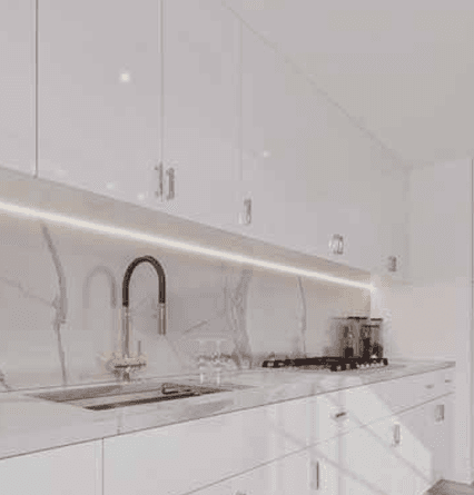 HW — High Glossy White: ejemplo de cocina del catálogo IQ+