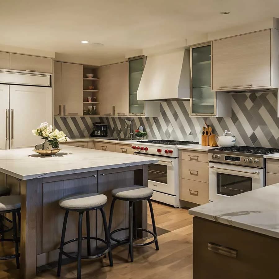 Cocina a medida de IQ+ con gabinetes premium e interior elegante