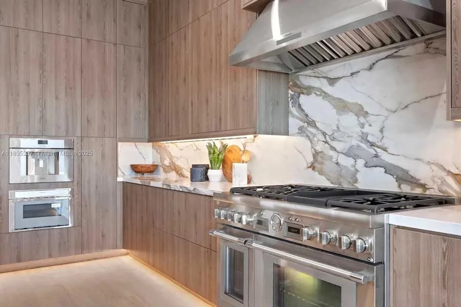 Gabinetes RTA IQ+ instalados en una cocina de Tampa Bay con isla